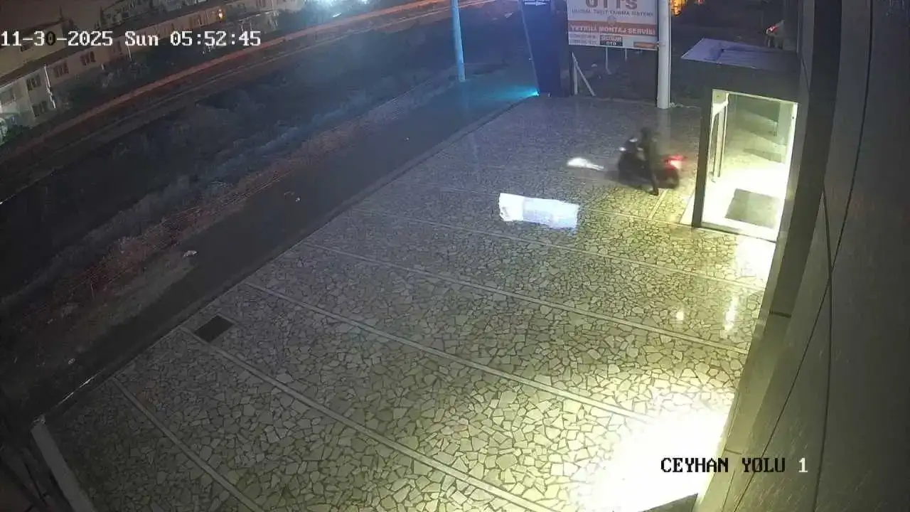 Adana’da 4 Çocuk Motosiklet Galerisini Soydu: O Anlar Kameraya Takıldı! 7